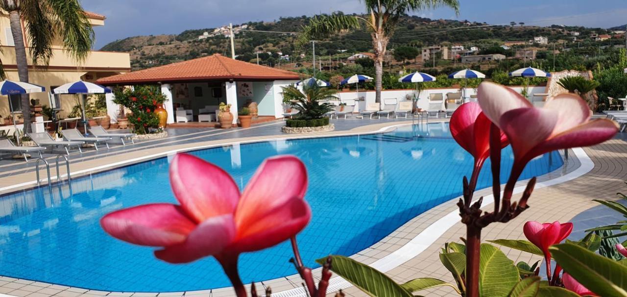 Hotel Damanse Санта Доменика Екстериор снимка