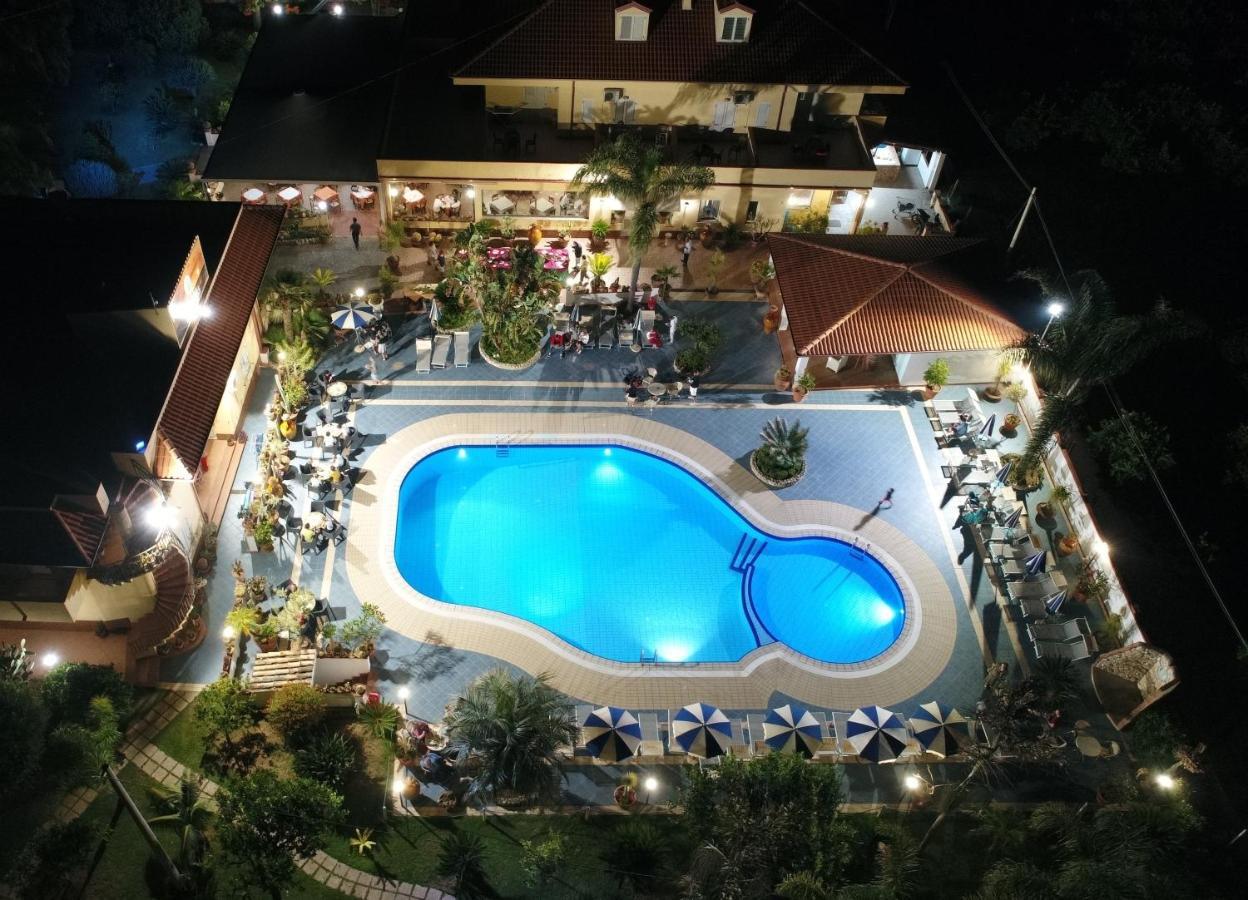 Hotel Damanse Санта Доменика Екстериор снимка