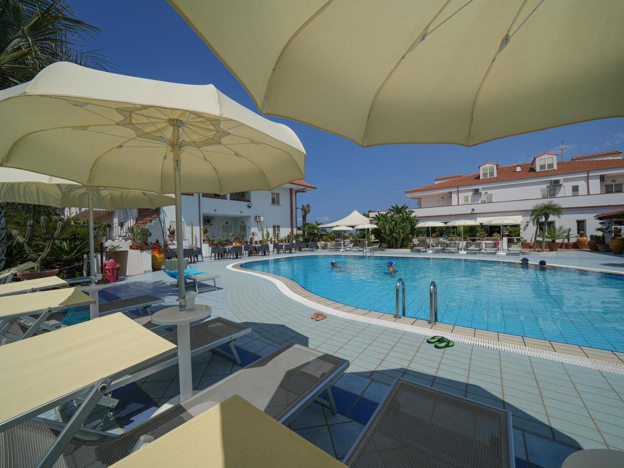 Hotel Damanse Санта Доменика Екстериор снимка