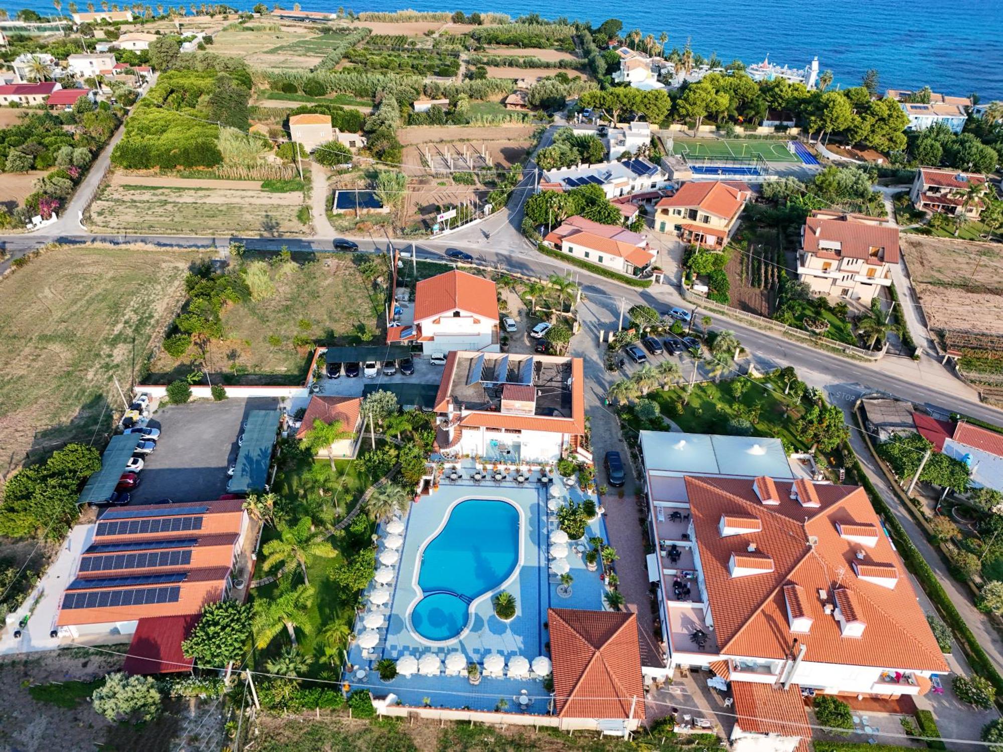 Hotel Damanse Санта Доменика Екстериор снимка