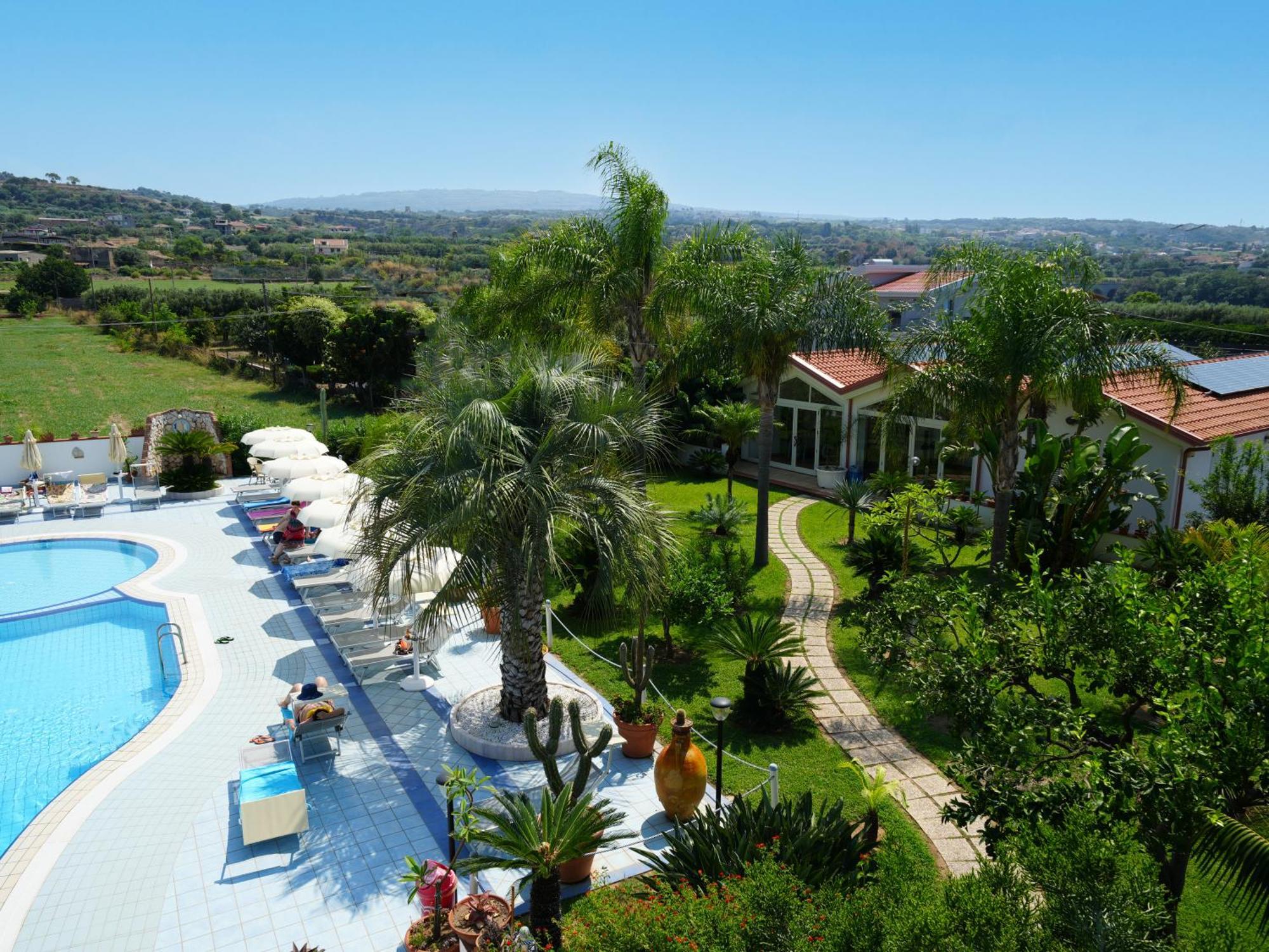 Hotel Damanse Санта Доменика Екстериор снимка