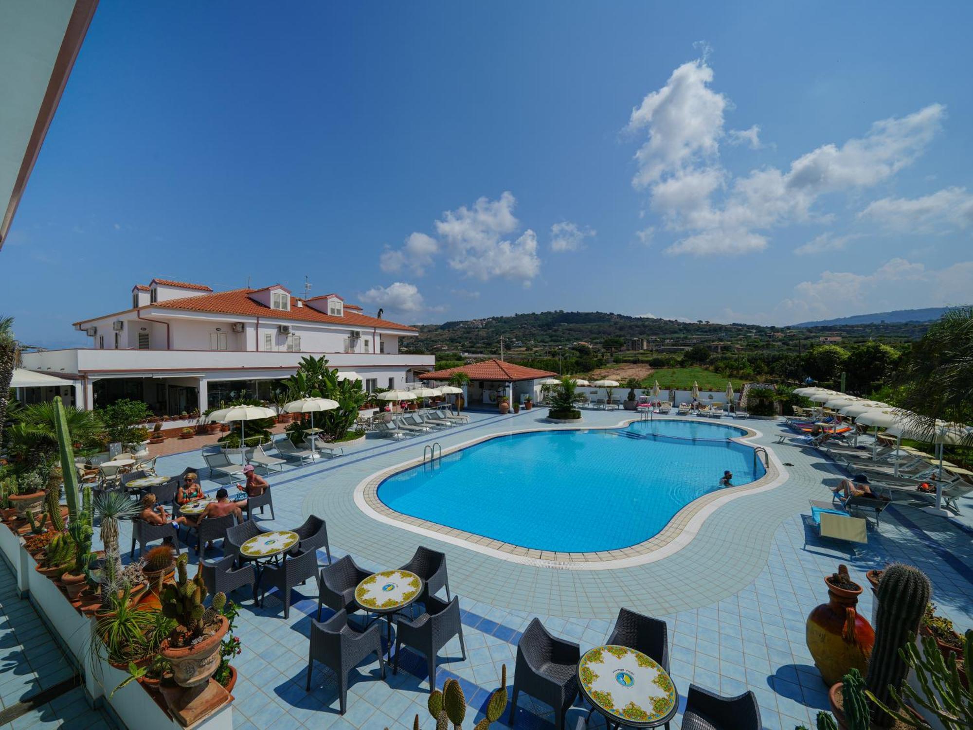 Hotel Damanse Санта Доменика Екстериор снимка